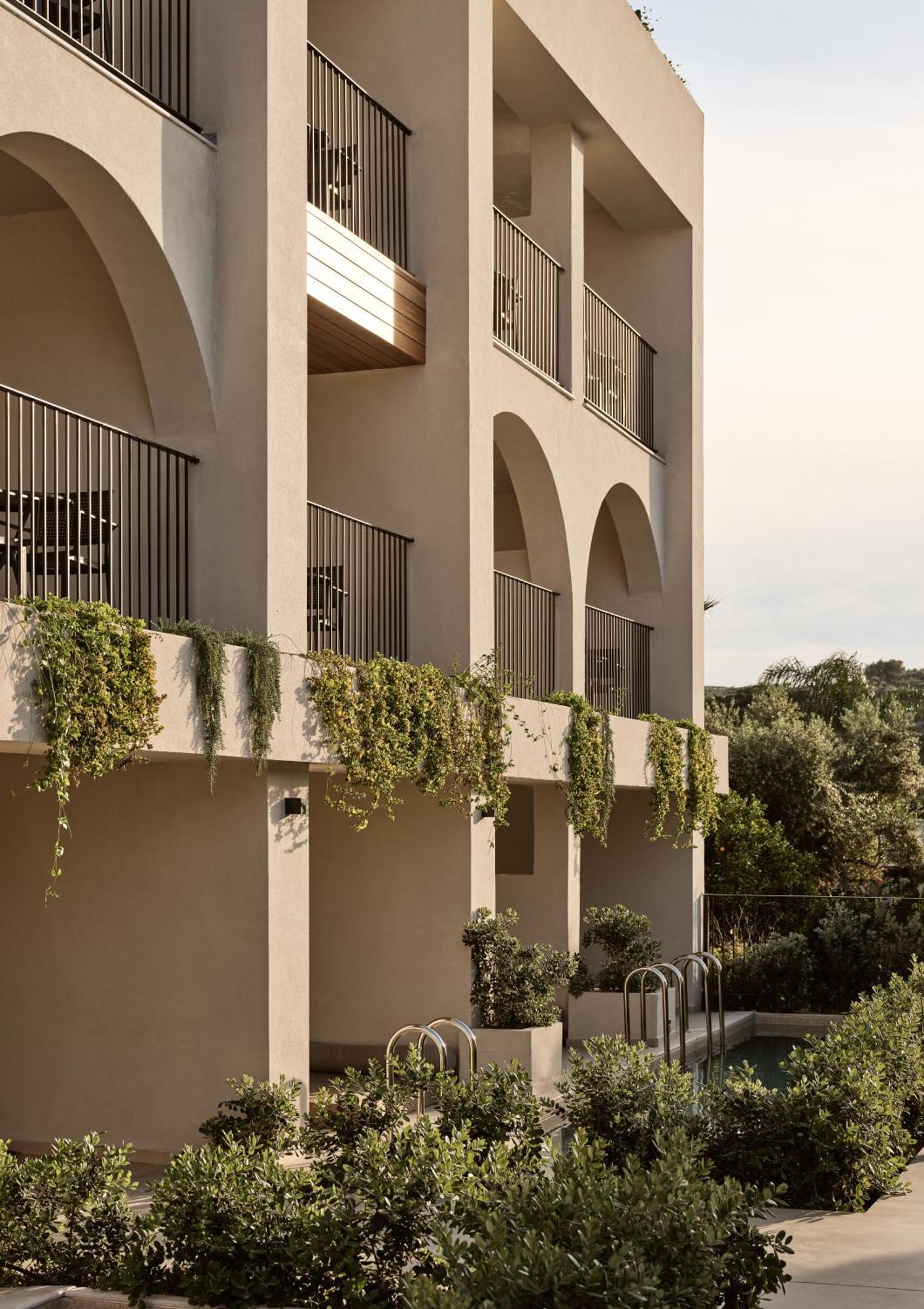 Deluxe Hotel
