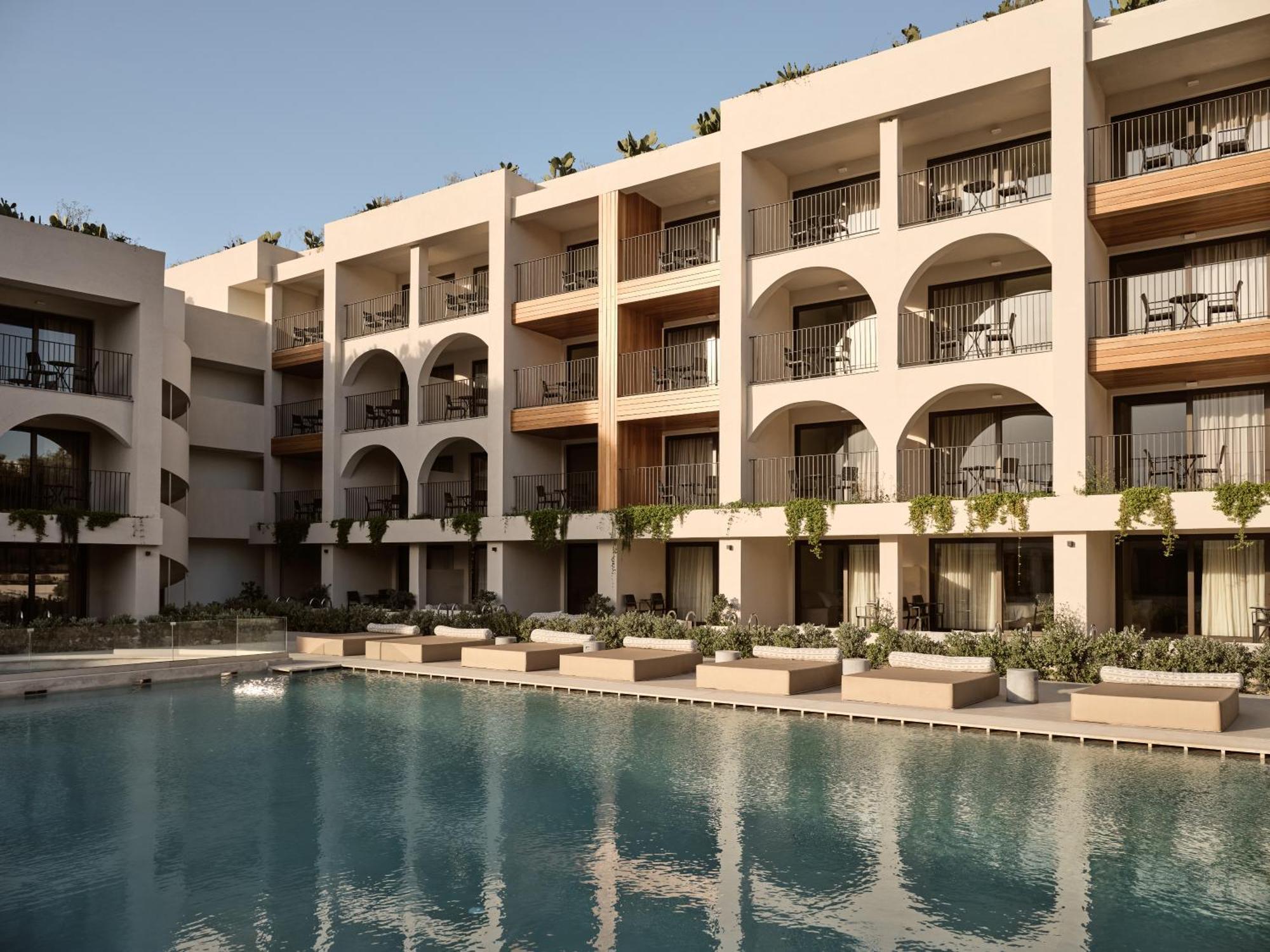 Deluxe Hotel 4*